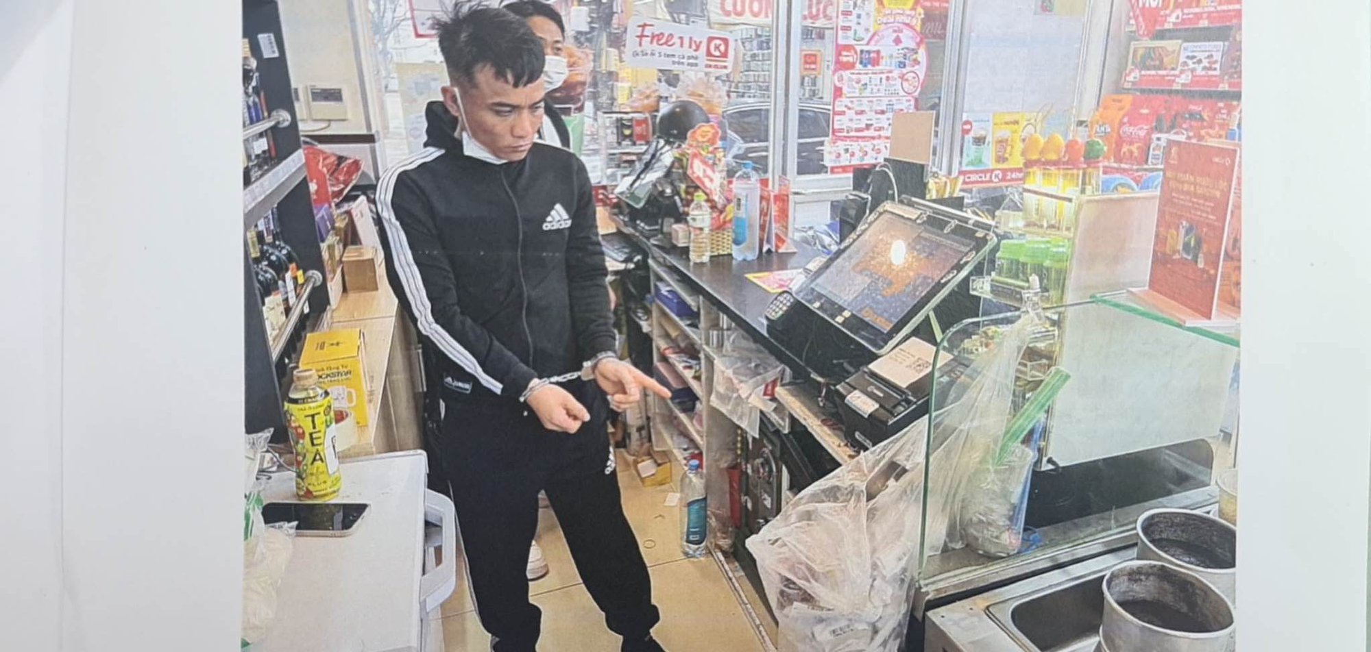Gã trai táo tợn cầm dao bầu cướp đến 4 cửa hàng tiện lợi ở Hà Nội - Ảnh 2.