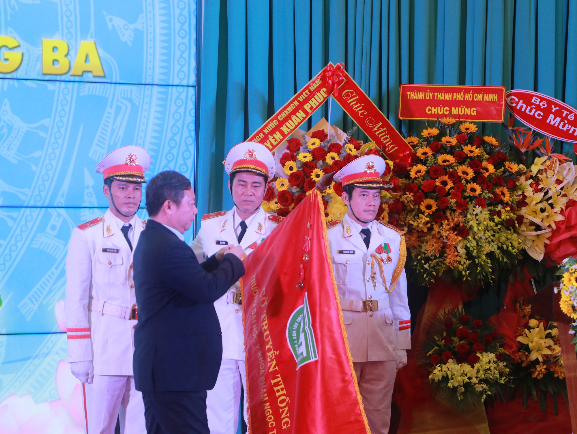 Trường ĐHYK Phạm Ngọc Thạch nhận khen thưởng kép cấp Nhà nước - Ảnh 3.