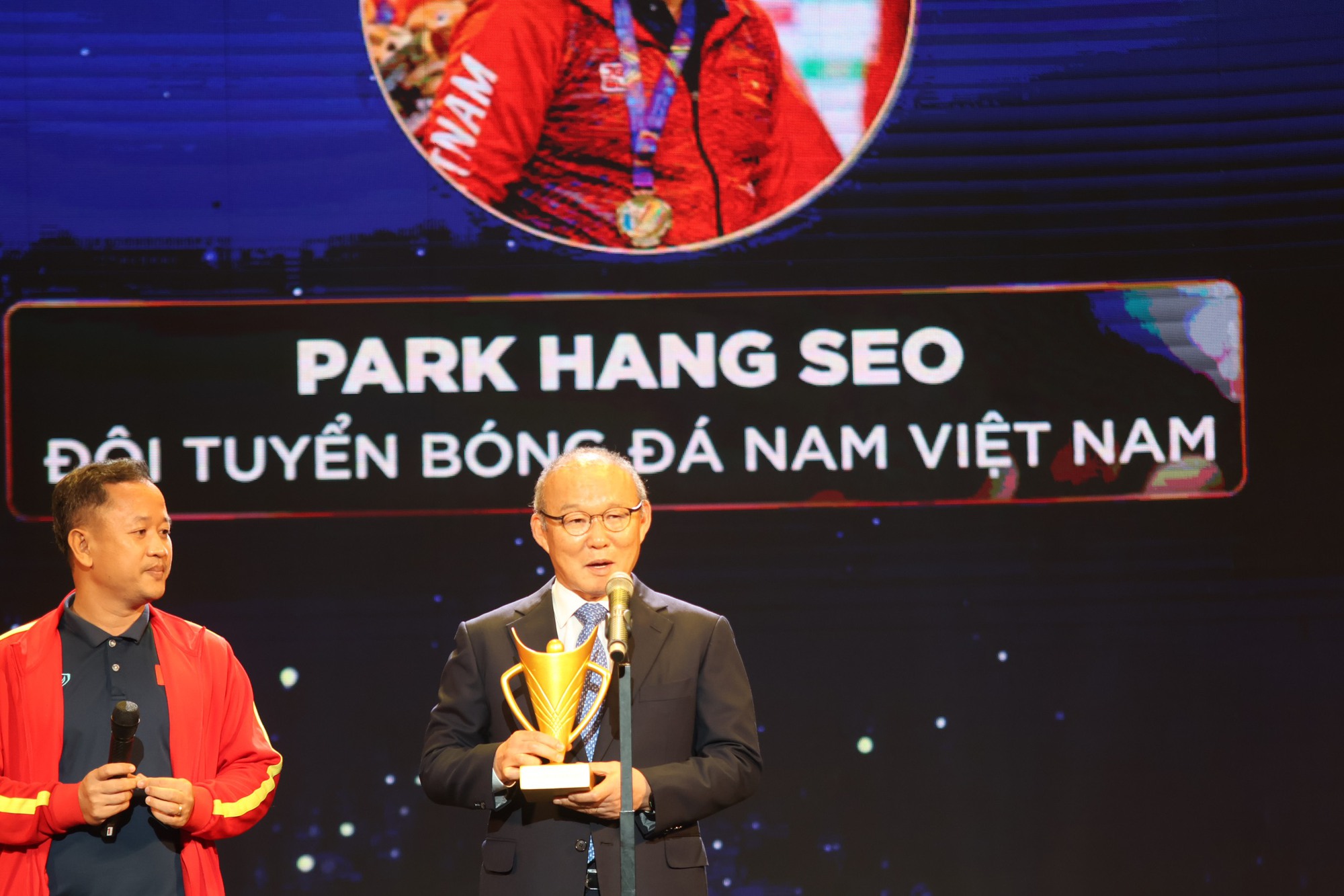 HLV Park Hang-seo tuyên bố &quot;điều cuối cùng&quot; khi được tôn vinh tại Gala Cúp Chiến Thắng 2022 - Ảnh 2.