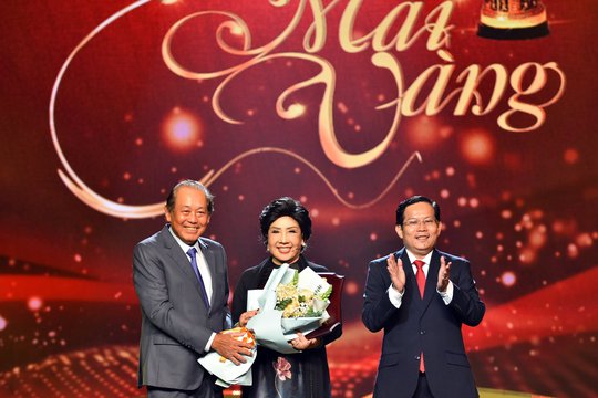 Ngô Kiến Huy nhận cú đúp giải thưởng tại Lễ trao giải Mai Vàng 2022 - Ảnh 1.