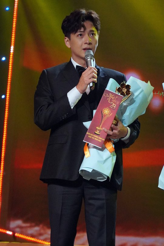 Ngô Kiến Huy nhận cú đúp giải thưởng tại Lễ trao giải Mai Vàng 2022 - Ảnh 6.