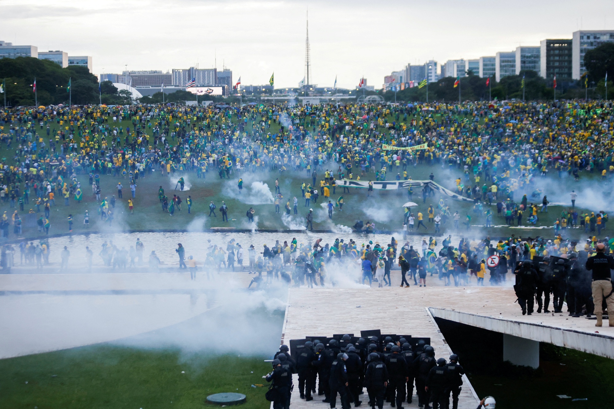 'Mồi lửa' châm ngòi cho vụ bạo loạn ở thủ đô Brazil - Ảnh 1.