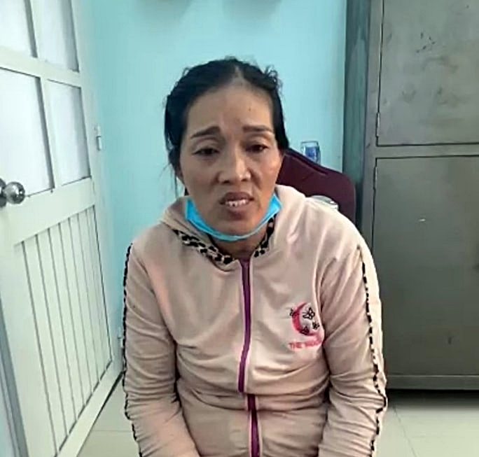 Bắt khẩn cấp người phụ nữ ghi &quot;bắt cóc&quot; bé gái lớp 1 trước cổng trường ở Bình Thuận - Ảnh 1.