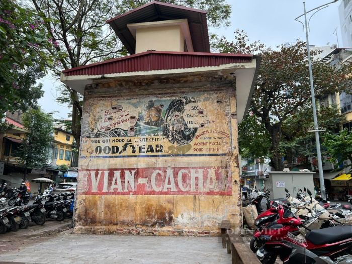Giới Họa sĩ nói gì về bức tường quảng cáo tiếng Pháp khoảng 80 năm tuổi mới lộ diện ở Hà Nội? - Ảnh 1.