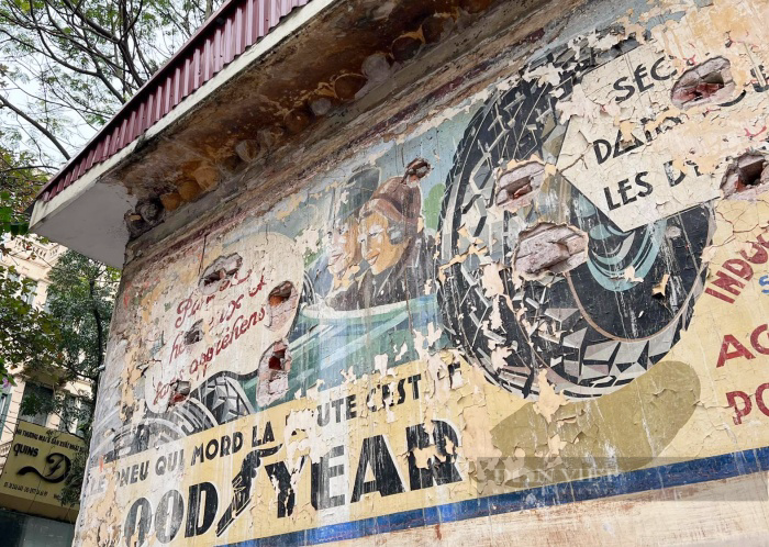 Giới Họa sĩ nói gì về bức tường quảng cáo tiếng Pháp khoảng 80 năm tuổi mới lộ diện ở Hà Nội? - Ảnh 2.