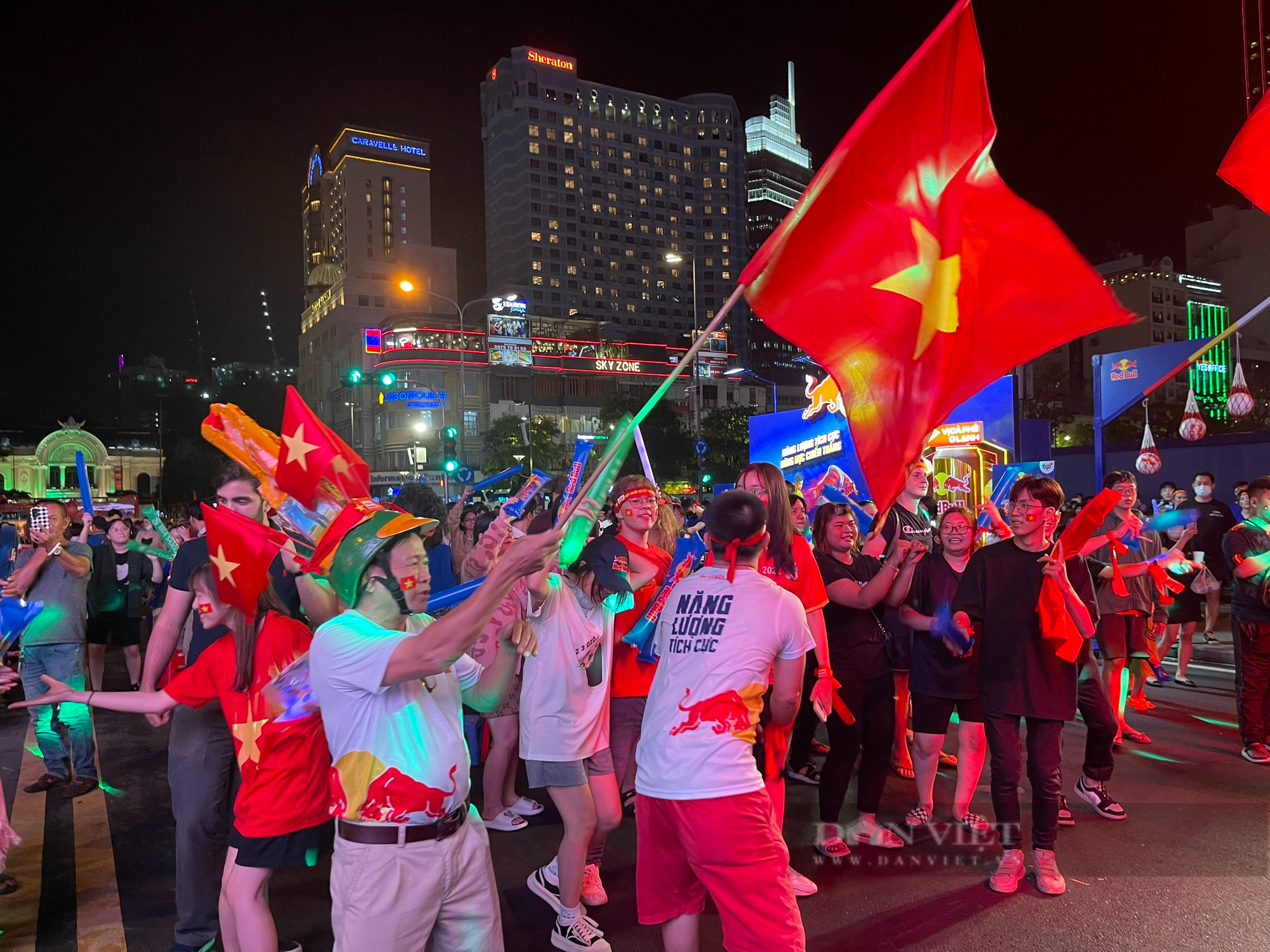TP.HCM tổ chức cổ vũ đội tuyển Việt Nam tại đại lộ Lê Duẩn - Ảnh 2.
