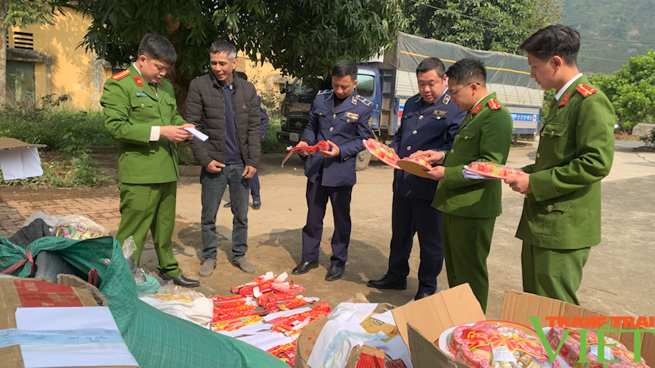 Sơn La: Thu giữ hàng nghìn hộp mứt Tết không rõ nguồn gốc - Ảnh 2. Sơn La: Thu giữ hàng nghìn hộp mứt Tết không rõ nguồn gốc - Ảnh 2.
