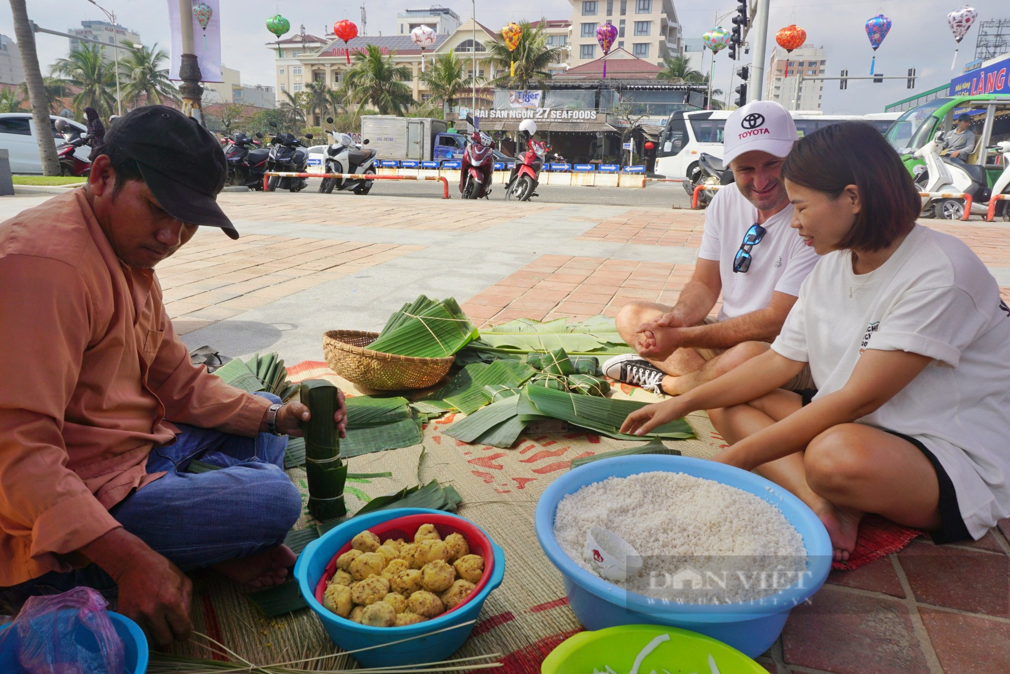 Khách Tây trổ tài gói bánh chưng, làm mứt tại Đà Nẵng - Ảnh 1.