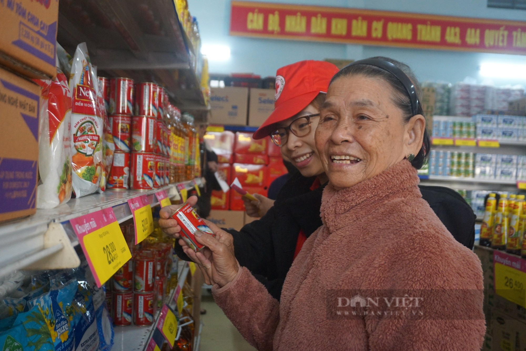 Dầu ăn, nước nắm... giá 0 đồng tại chợ Tết nhân ái Đà Nẵng - Ảnh 4.