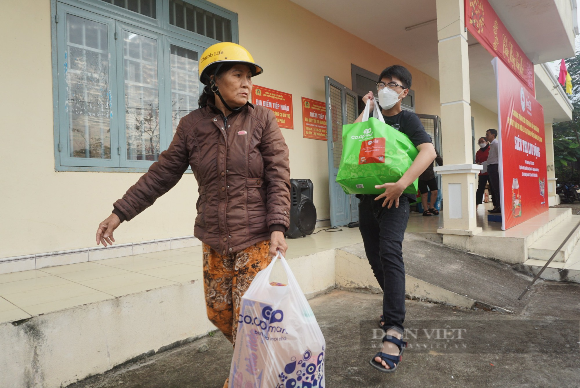 Dầu ăn, nước nắm... giá 0 đồng tại chợ Tết nhân ái Đà Nẵng - Ảnh 9.