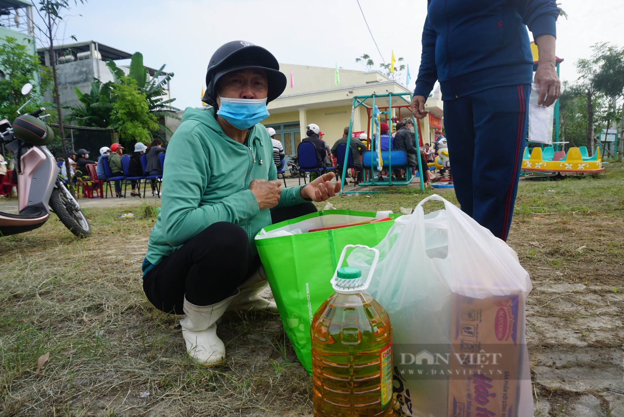 Dầu ăn, nước nắm... giá 0 đồng tại chợ Tết nhân ái Đà Nẵng - Ảnh 10.