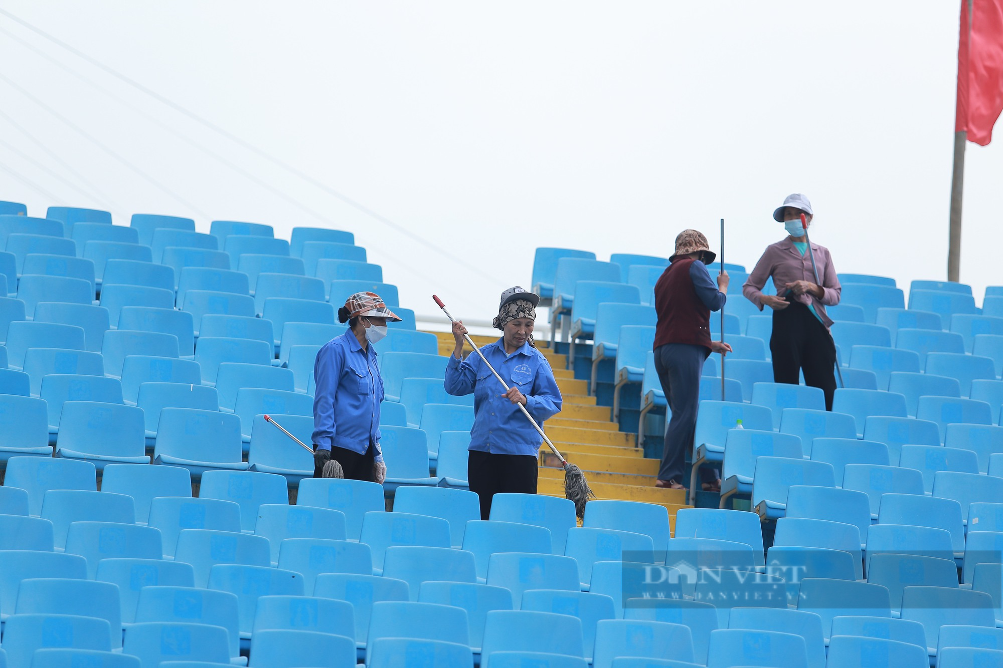 Ghế sân Mỹ Đình được nhân viên vệ sinh lau sạch trước trận đấu vs ĐT Thái Lan - Ảnh 1.