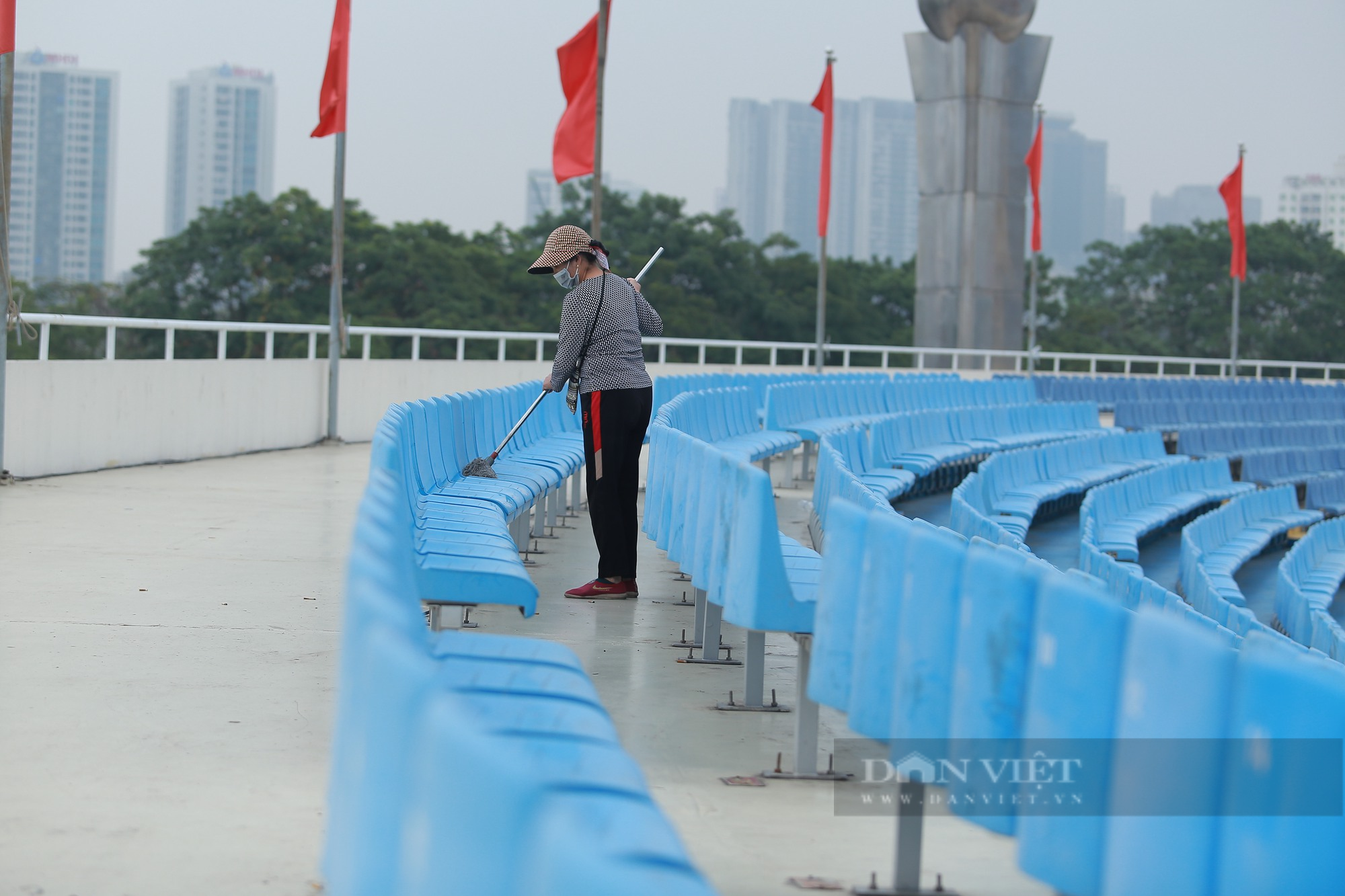 Ghế sân Mỹ Đình được nhân viên vệ sinh lau sạch trước trận đấu vs ĐT Thái Lan - Ảnh 3.