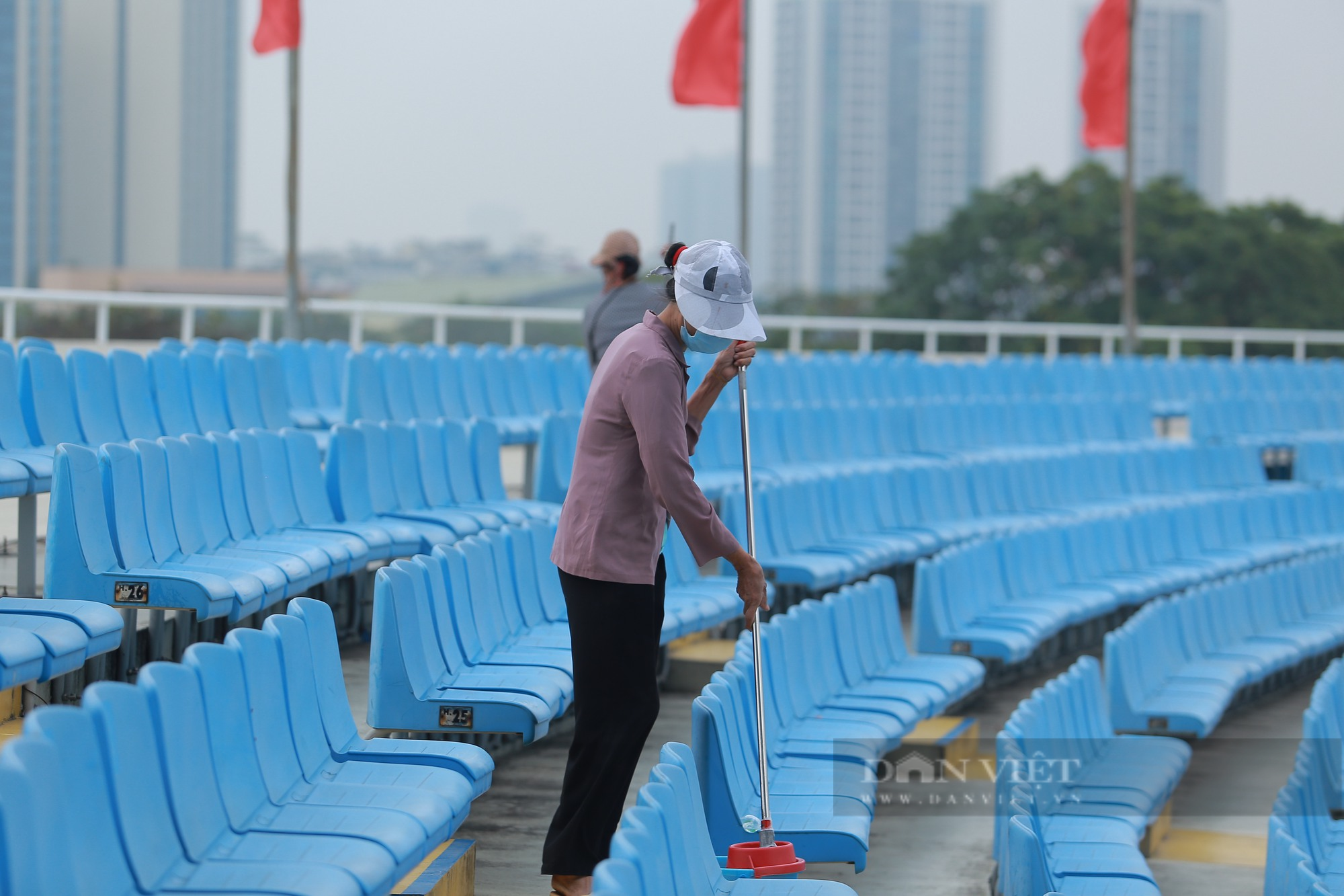 Ghế sân Mỹ Đình được nhân viên vệ sinh lau sạch trước trận đấu vs ĐT Thái Lan - Ảnh 4.