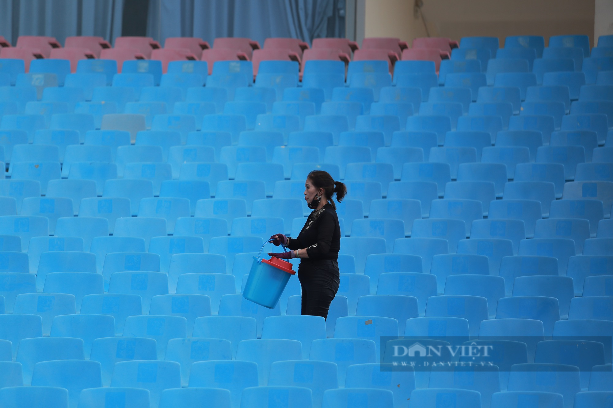 Ghế sân Mỹ Đình được nhân viên vệ sinh lau sạch trước trận đấu vs ĐT Thái Lan - Ảnh 5.