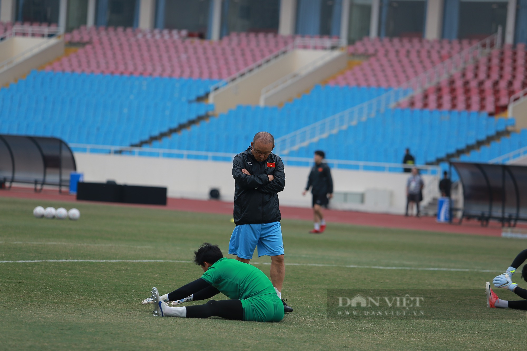 HLV Park Hang-seo dành thời gian tâm sự với các học trò trước trận đấu cuối cùng trên sân Mỹ Đình - Ảnh 2.