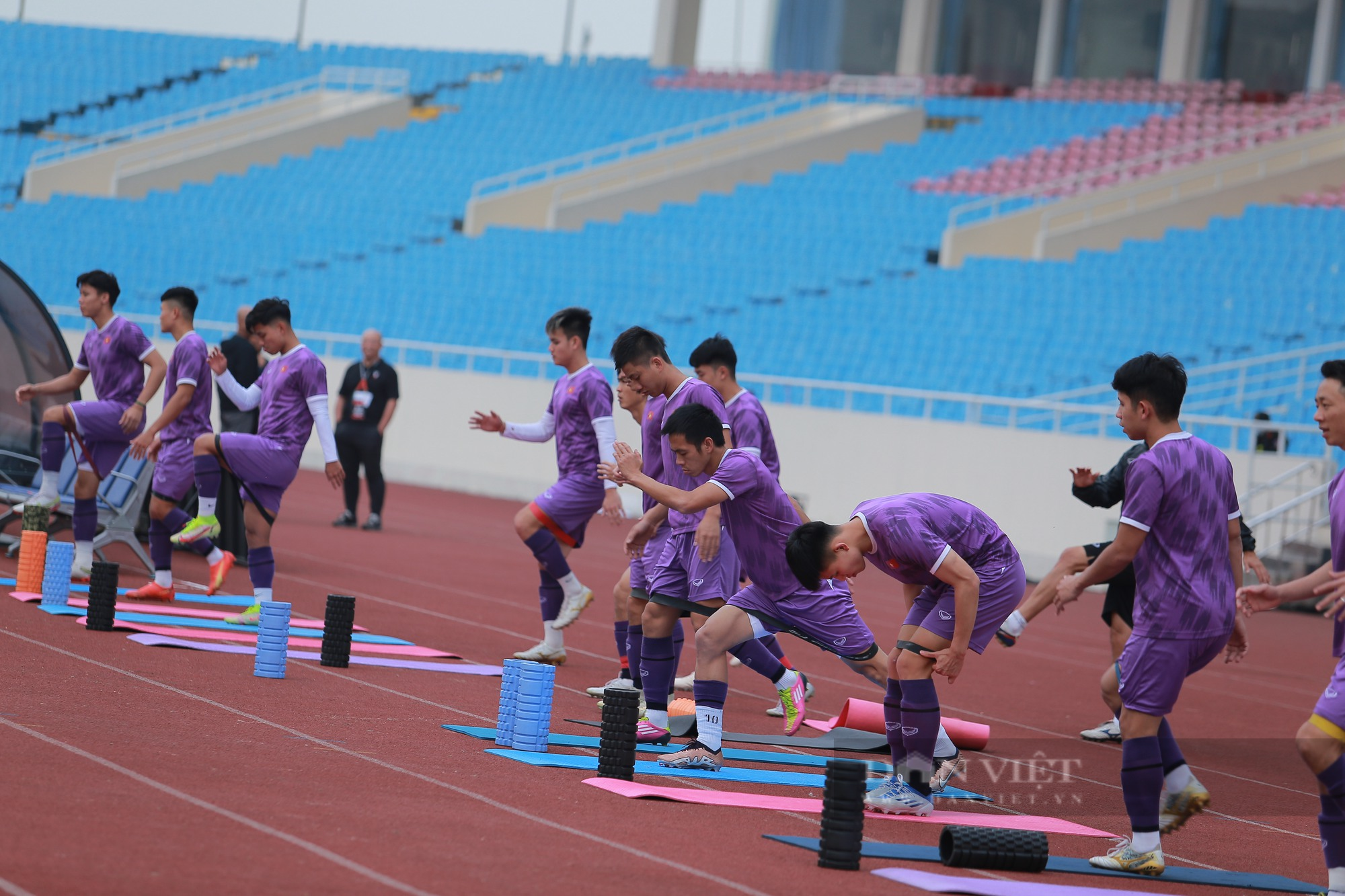 HLV Park Hang-seo dành thời gian tâm sự với các học trò trước trận đấu cuối cùng trên sân Mỹ Đình - Ảnh 3.