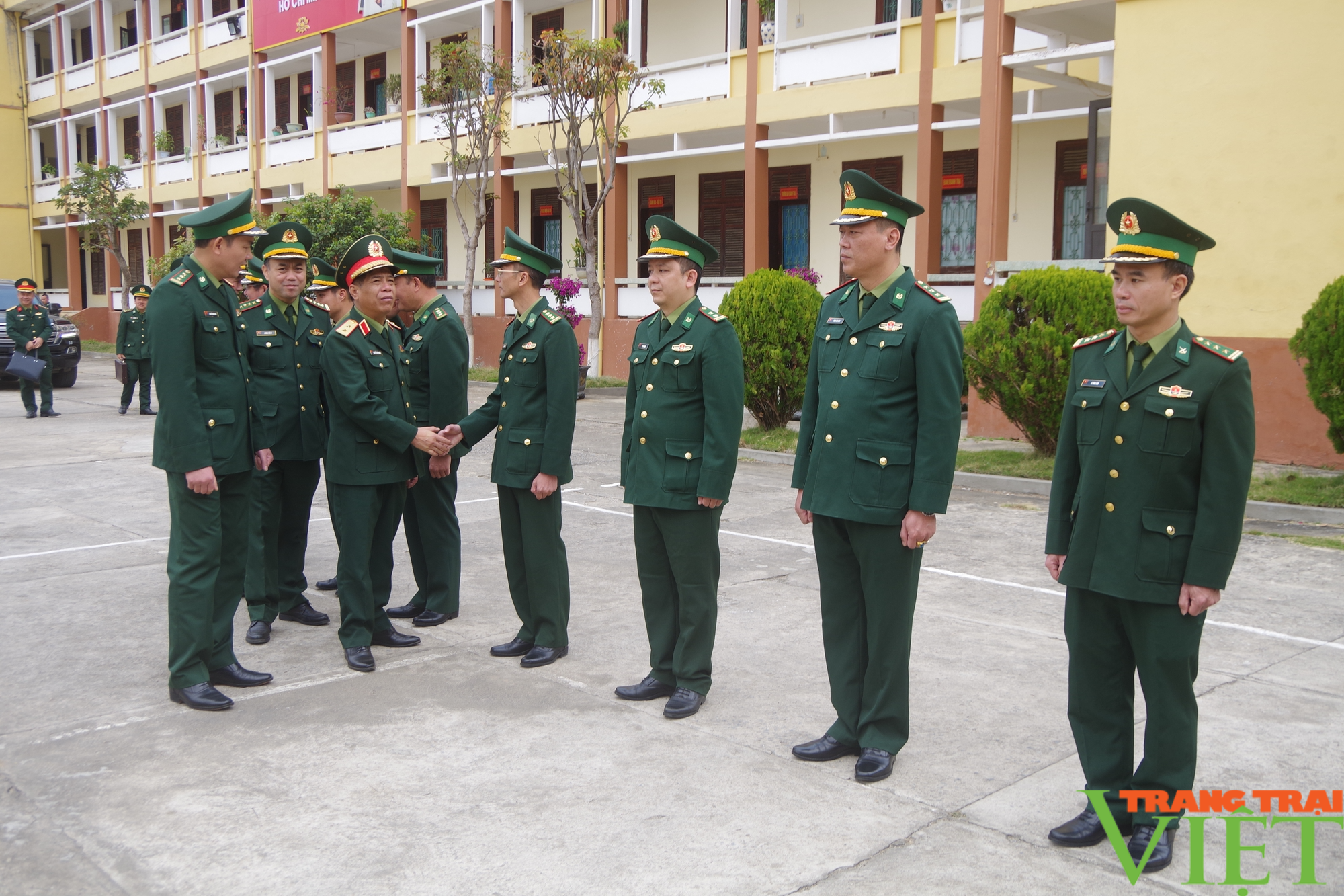 Đoàn công tác Bộ Quốc phòng chúc Tết cán bộ, chiến sĩ BĐBP Sơn La - Ảnh 1.
