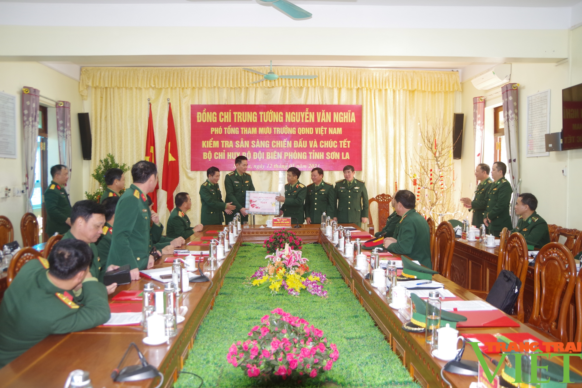 Đoàn công tác Bộ Quốc phòng chúc Tết cán bộ, chiến sĩ BĐBP Sơn La - Ảnh 3.