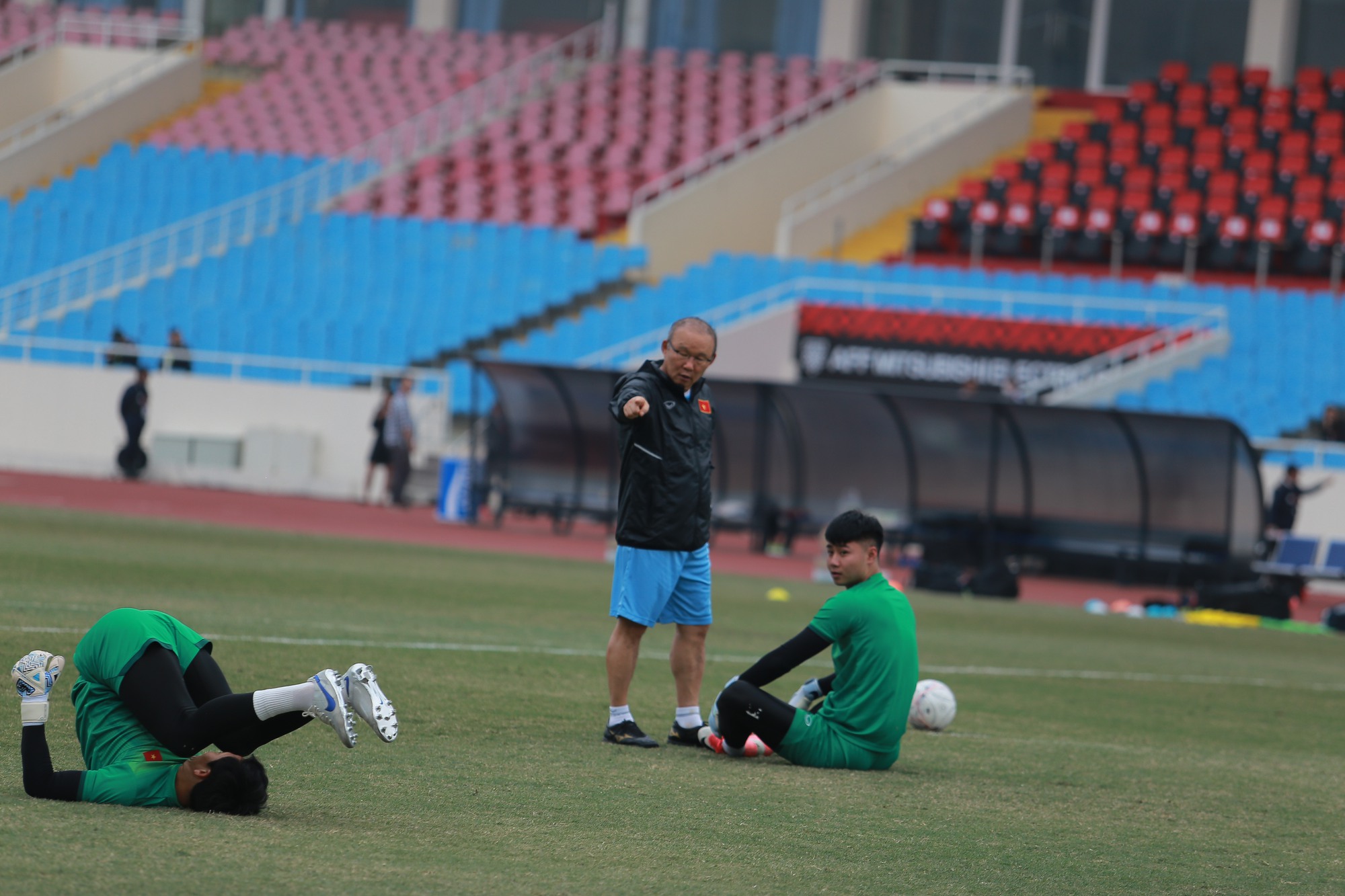 HLV Park Hang-seo dành thời gian tâm sự với các học trò trước trận đấu cuối cùng trên sân Mỹ Đình - Ảnh 4.