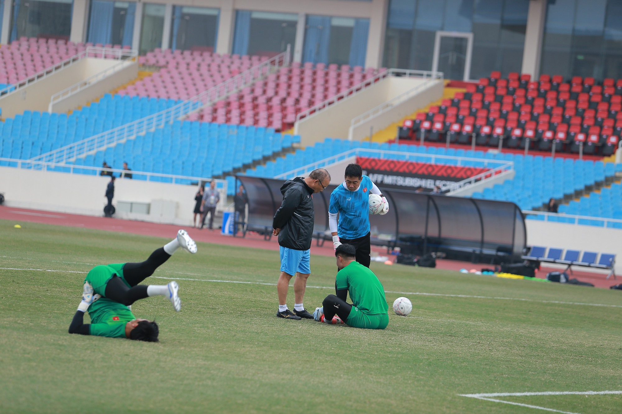 HLV Park Hang-seo dành thời gian tâm sự với các học trò trước trận đấu cuối cùng trên sân Mỹ Đình - Ảnh 5.