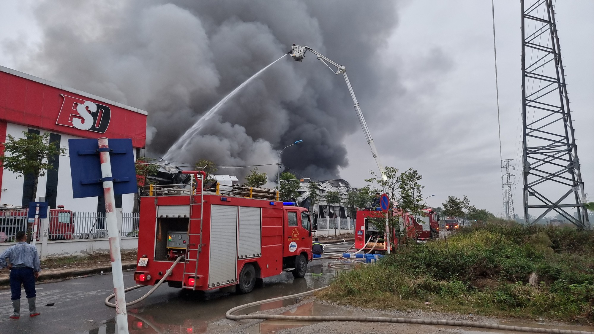Dập tắt vụ cháy lớn tại công ty sản xuất linh kiện điện tử ở Bắc Ninh - Ảnh 3.