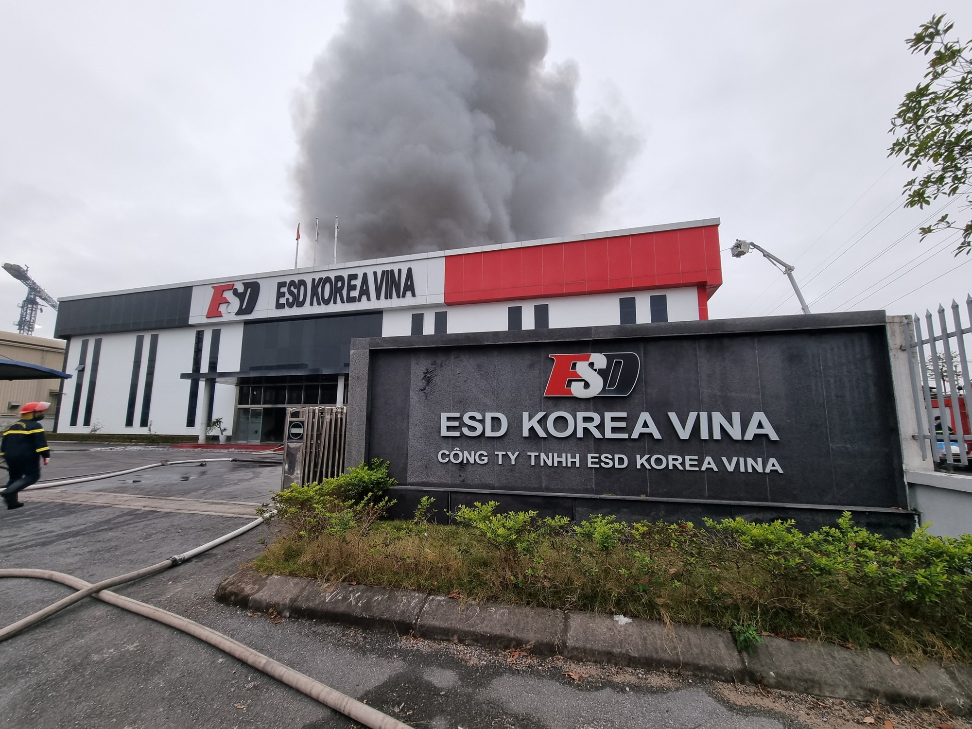 Dập tắt vụ cháy lớn tại công ty sản xuất linh kiện điện tử ở Bắc Ninh - Ảnh 1.