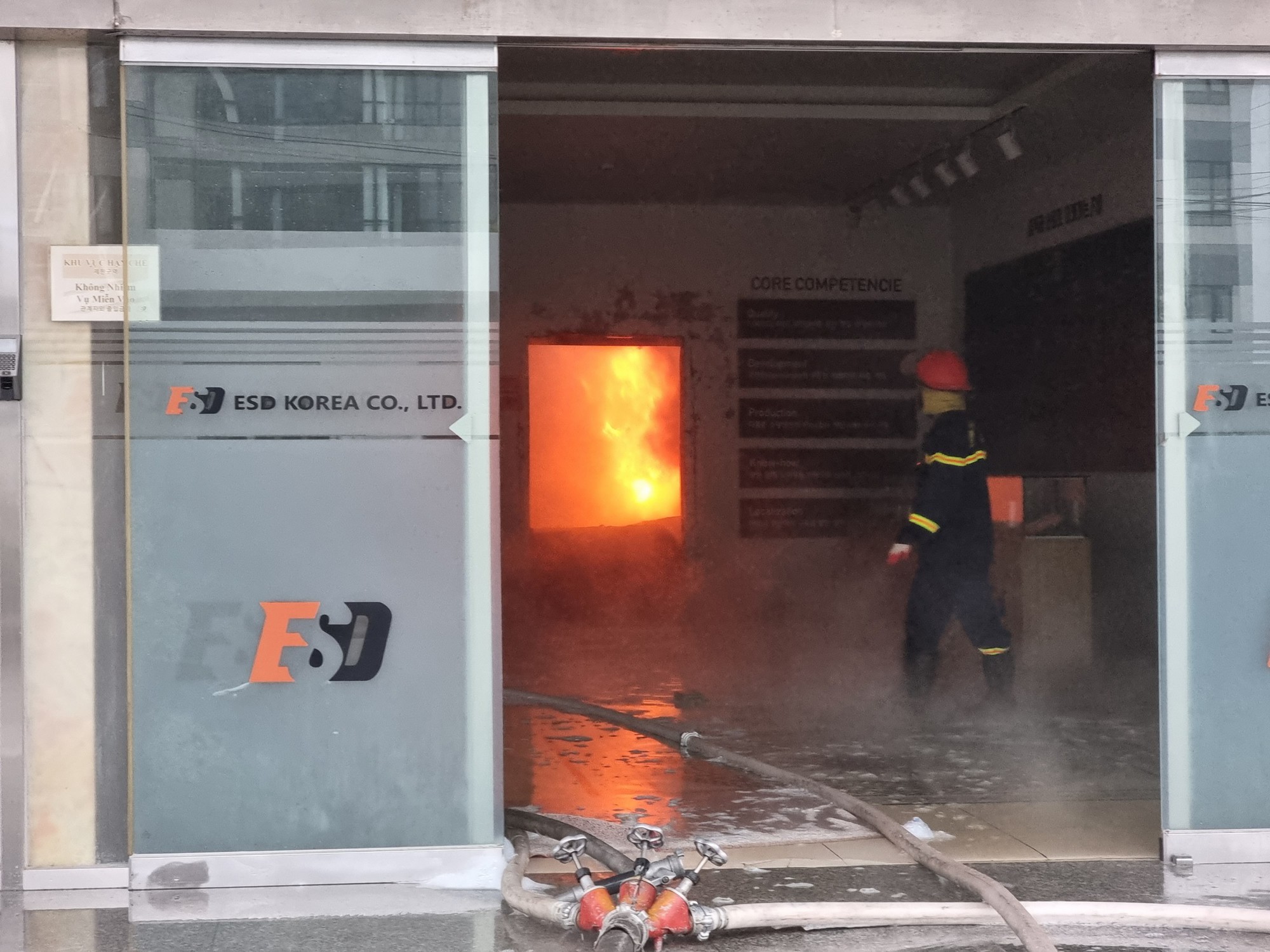 Dập tắt vụ cháy lớn tại công ty sản xuất linh kiện điện tử ở Bắc Ninh - Ảnh 2.