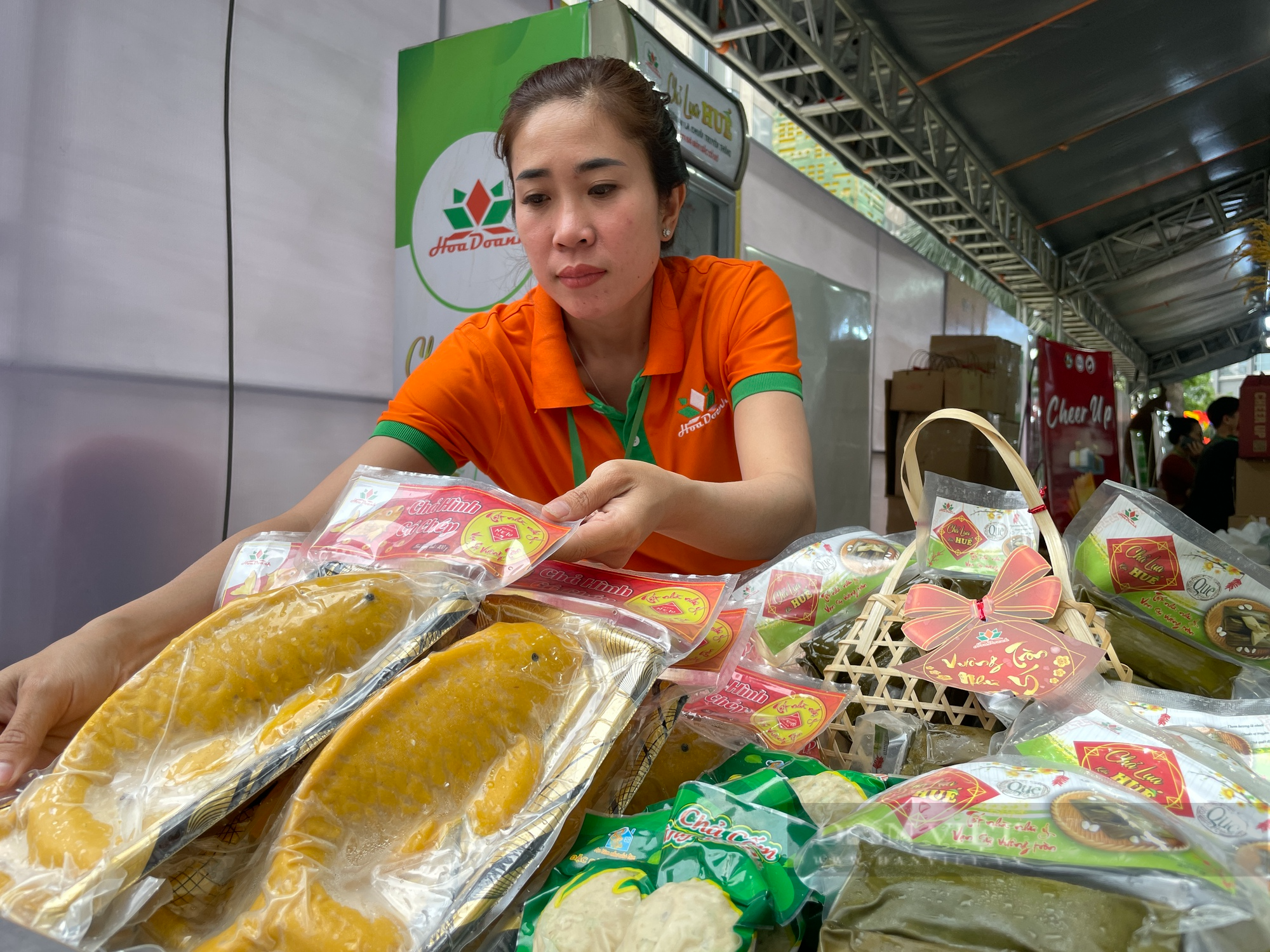 Chả cá chép đưa Ông Táo về trời làm không kịp bán - Ảnh 1.