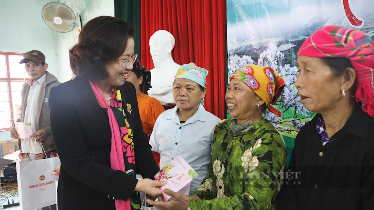 Phó Chủ tịch Trung ương Hội Nông dân Việt Nam trao quà cho hội viên nông dân nghèo của huyện Vân Hồ - Ảnh 7.