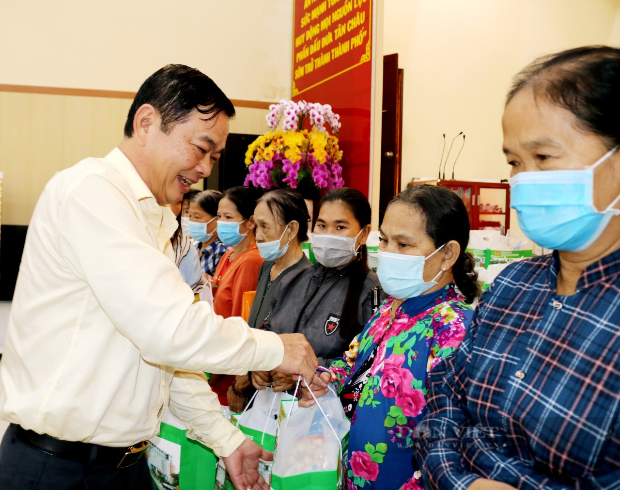 Trao quà Tết của Chủ tịch Hội Nông dân Việt Nam cho bà con nhân dân tại An Giang - Ảnh 2.
