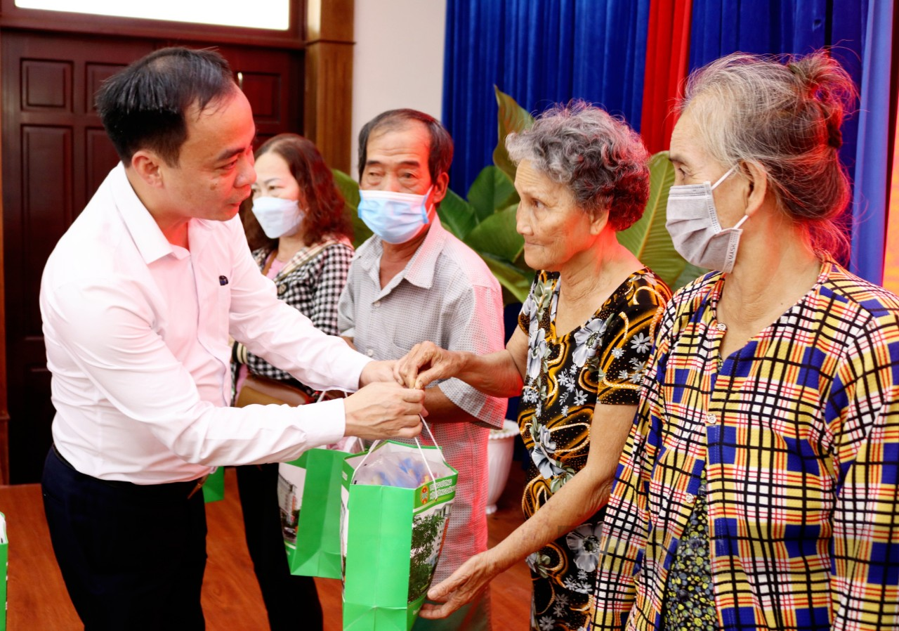 Trao quà Tết của Chủ tịch Hội Nông dân Việt Nam cho bà con nhân dân tại An Giang - Ảnh 4.