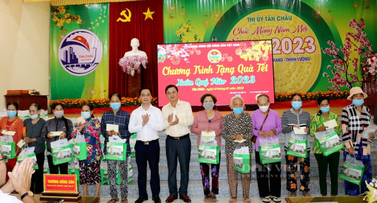 Trao quà Tết của Chủ tịch Hội Nông dân Việt Nam cho bà con nhân dân tại An Giang - Ảnh 6.