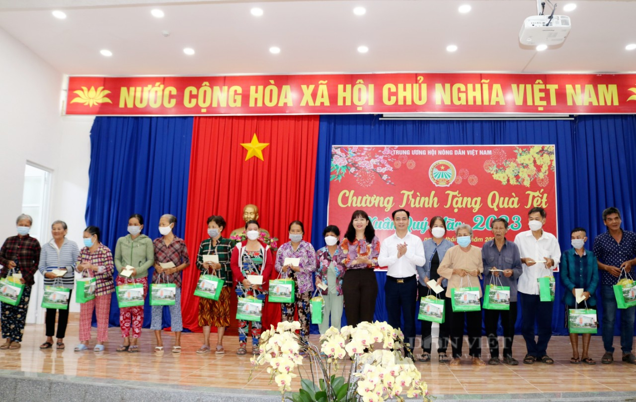 Trao quà Tết của Chủ tịch Hội Nông dân Việt Nam cho bà con nhân dân tại An Giang - Ảnh 7.