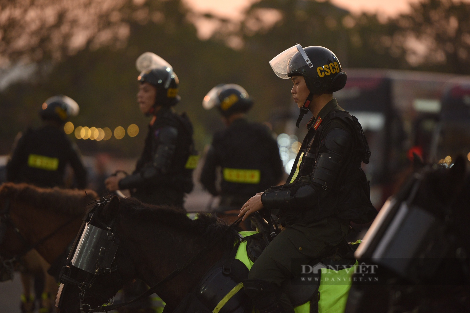Cận cảnh Đoàn cảnh sát cơ động kỵ binh làm nhiệm vụ trước trận chung kết Việt Nam vs Thái Lan - Ảnh 1.