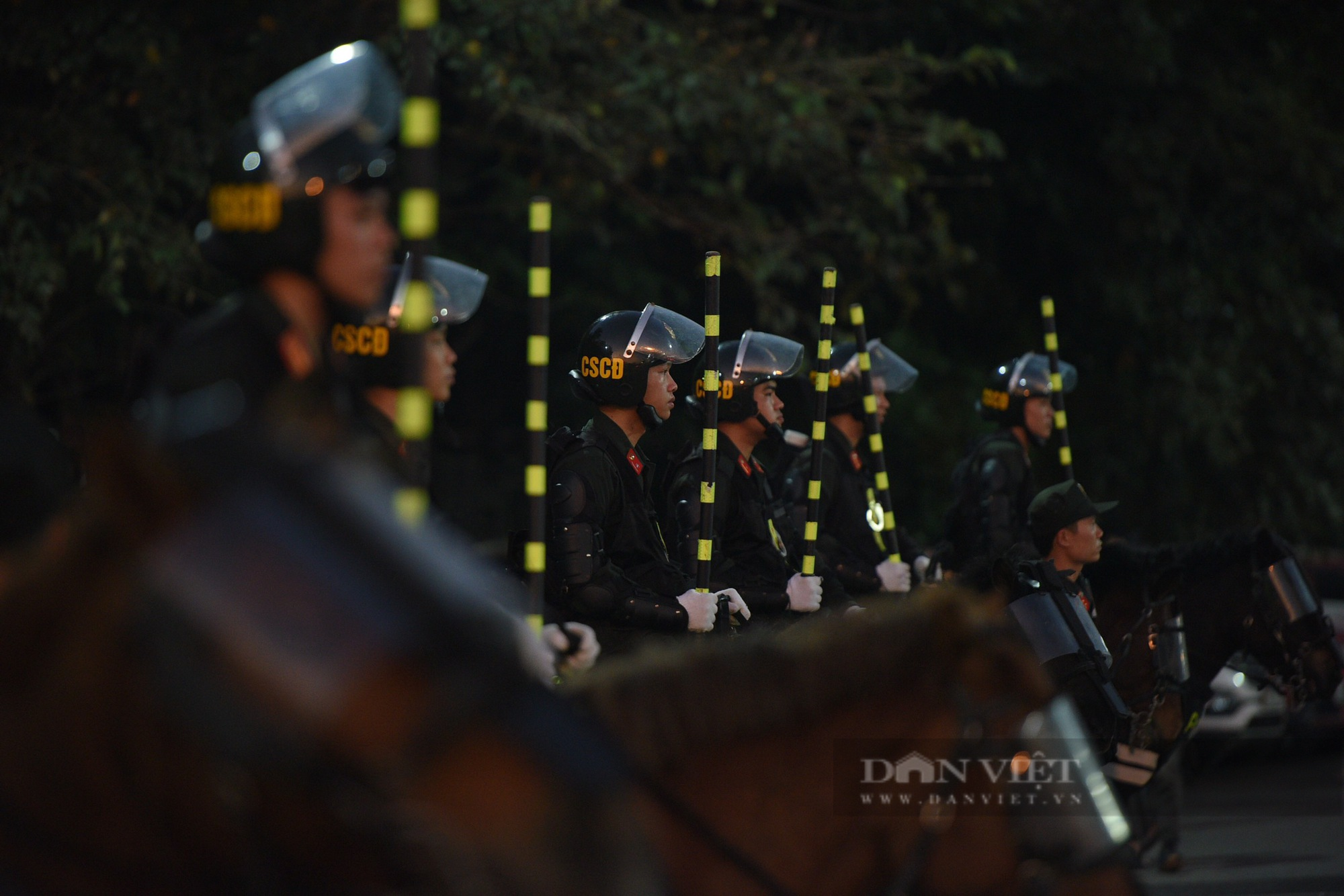 Cận cảnh Đoàn cảnh sát cơ động kỵ binh làm nhiệm vụ trước trận chung kết Việt Nam vs Thái Lan - Ảnh 4.