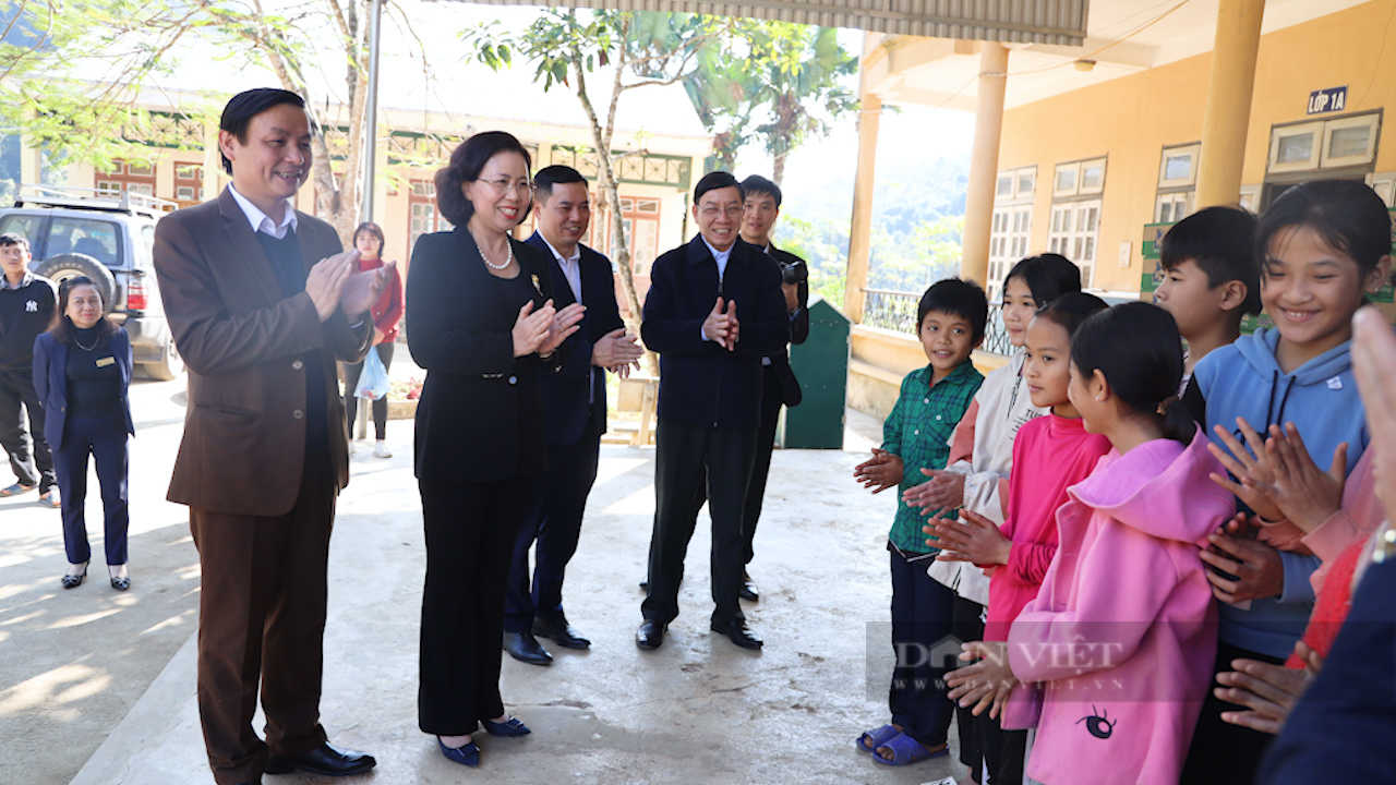Trung ương Hội Nông dân Việt Nam trao quà Tết cho các em học sinh vùng cao - Ảnh 2.