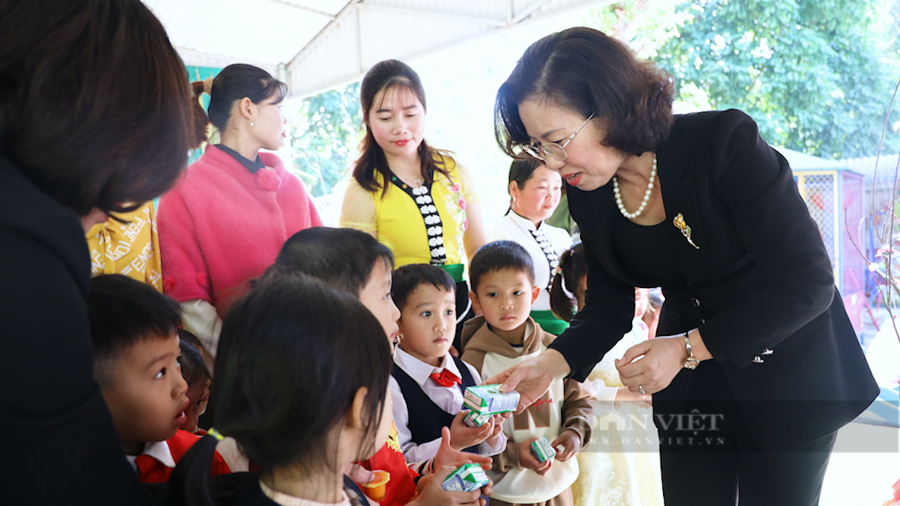 Trung ương Hội Nông dân Việt Nam trao quà Tết cho các em học sinh vùng cao - Ảnh 7.