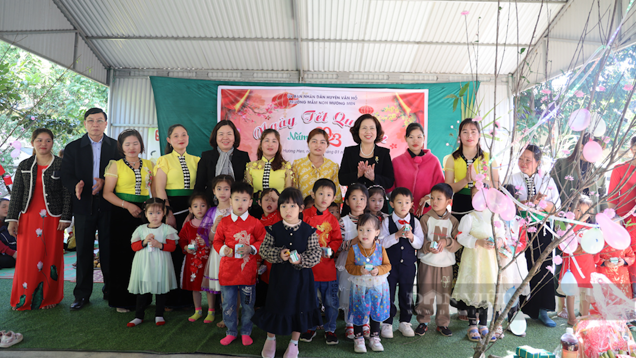 Trung ương Hội Nông dân Việt Nam trao quà Tết cho các em học sinh vùng cao - Ảnh 10.