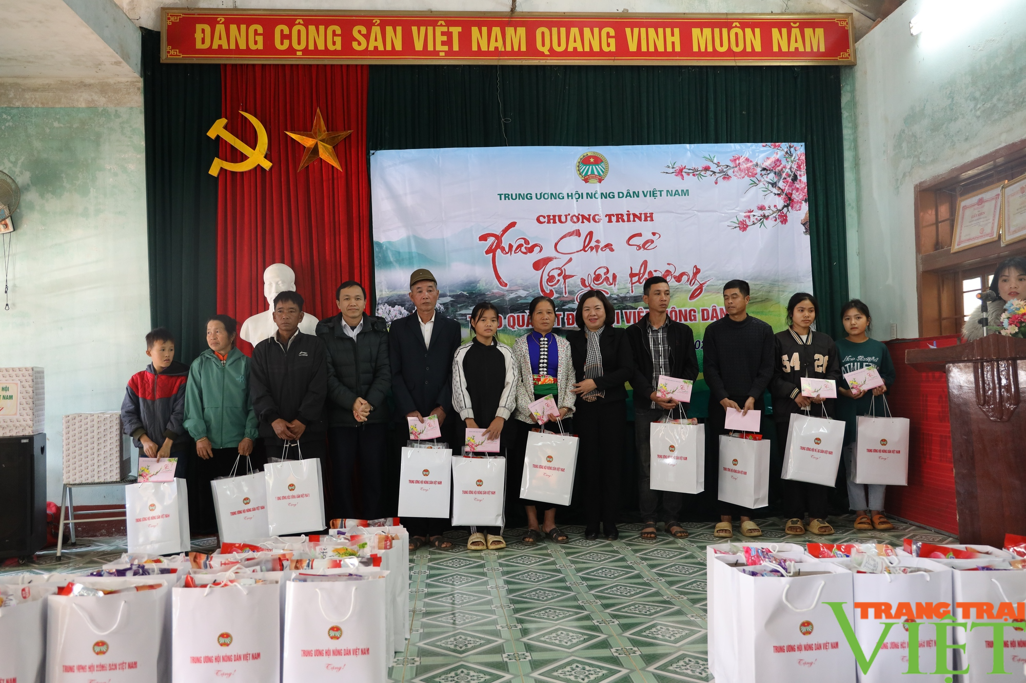 Hội Nông dân Việt Nam trao quà Tết tại Sơn La - Ảnh 10.