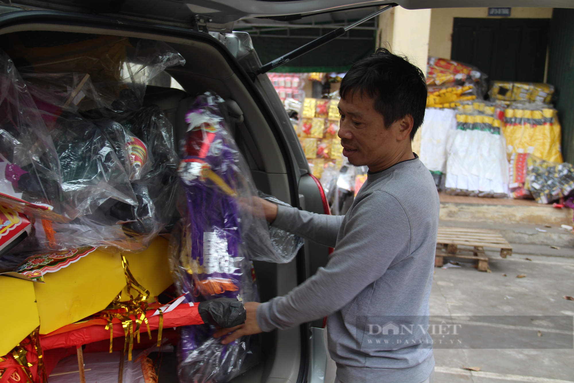 Ngôi làng ven đô tấp nập khách dịp cuối năm nhờ buôn bán mặt hàng &quot;cõi âm&quot; - Ảnh 9.