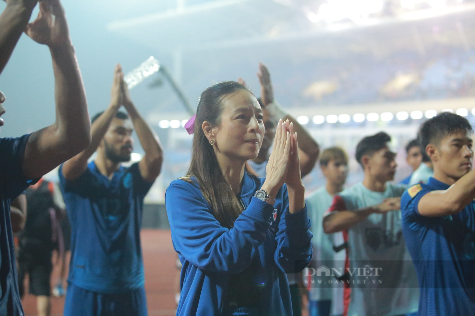 Madam Pang cùng các cầu thủ ĐT Thái Lan tri ân khán giả sau trận hoà Việt Nam - Ảnh 2.