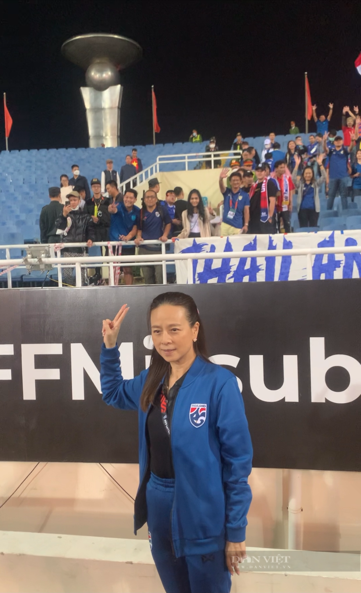 Madam Pang cùng các cầu thủ ĐT Thái Lan tri ân khán giả sau trận hoà Việt Nam - Ảnh 4.