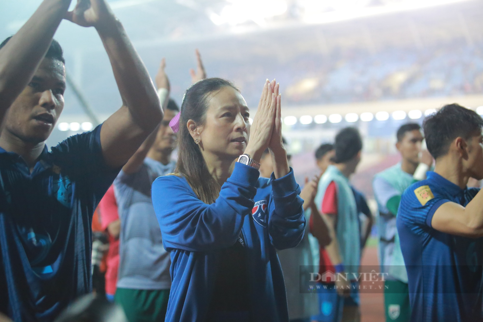 Madam Pang cùng các cầu thủ ĐT Thái Lan tri ân khán giả sau trận hoà Việt Nam - Ảnh 6.
