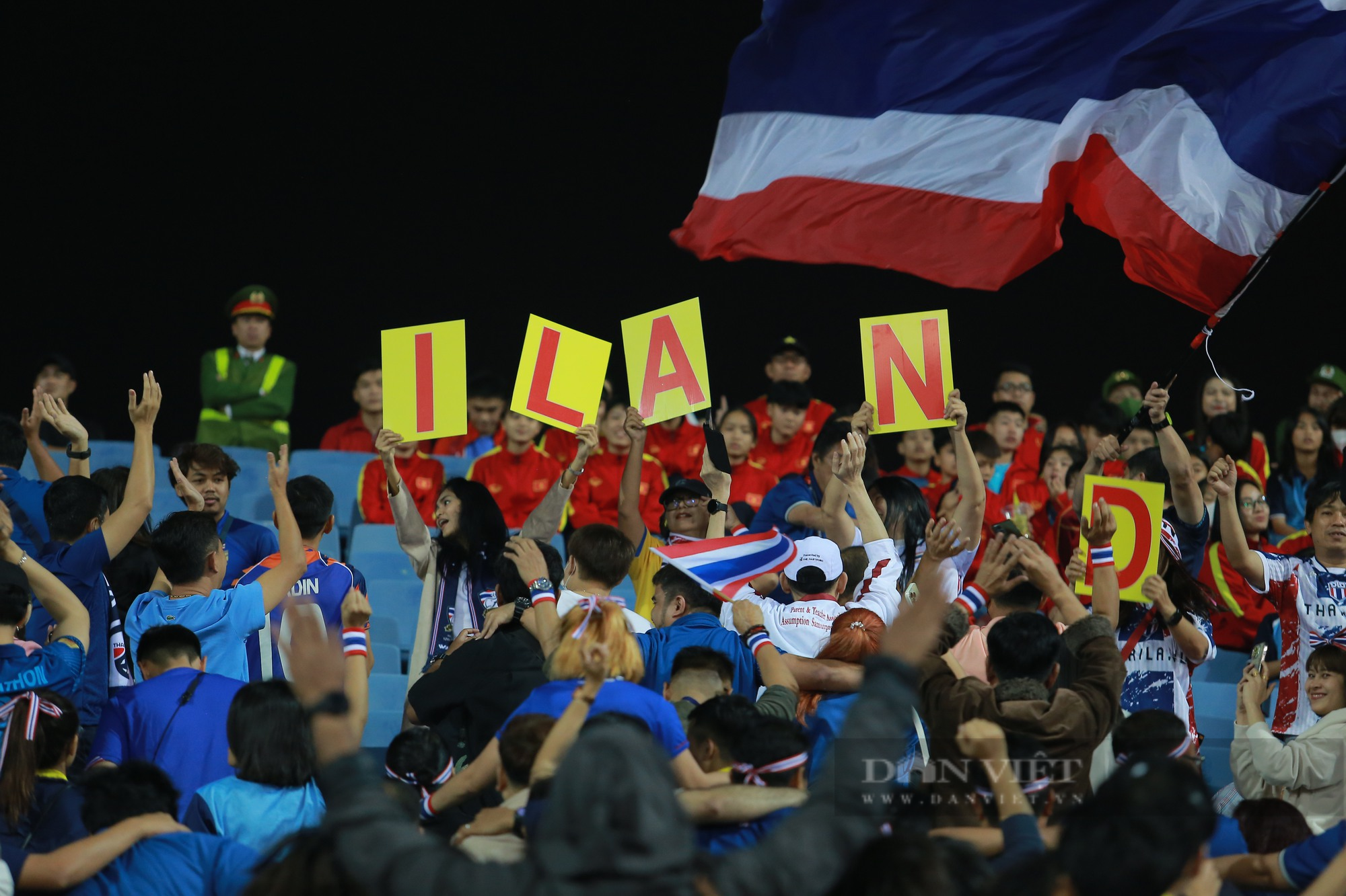 Madam Pang cùng các cầu thủ ĐT Thái Lan tri ân khán giả sau trận hoà Việt Nam - Ảnh 9.