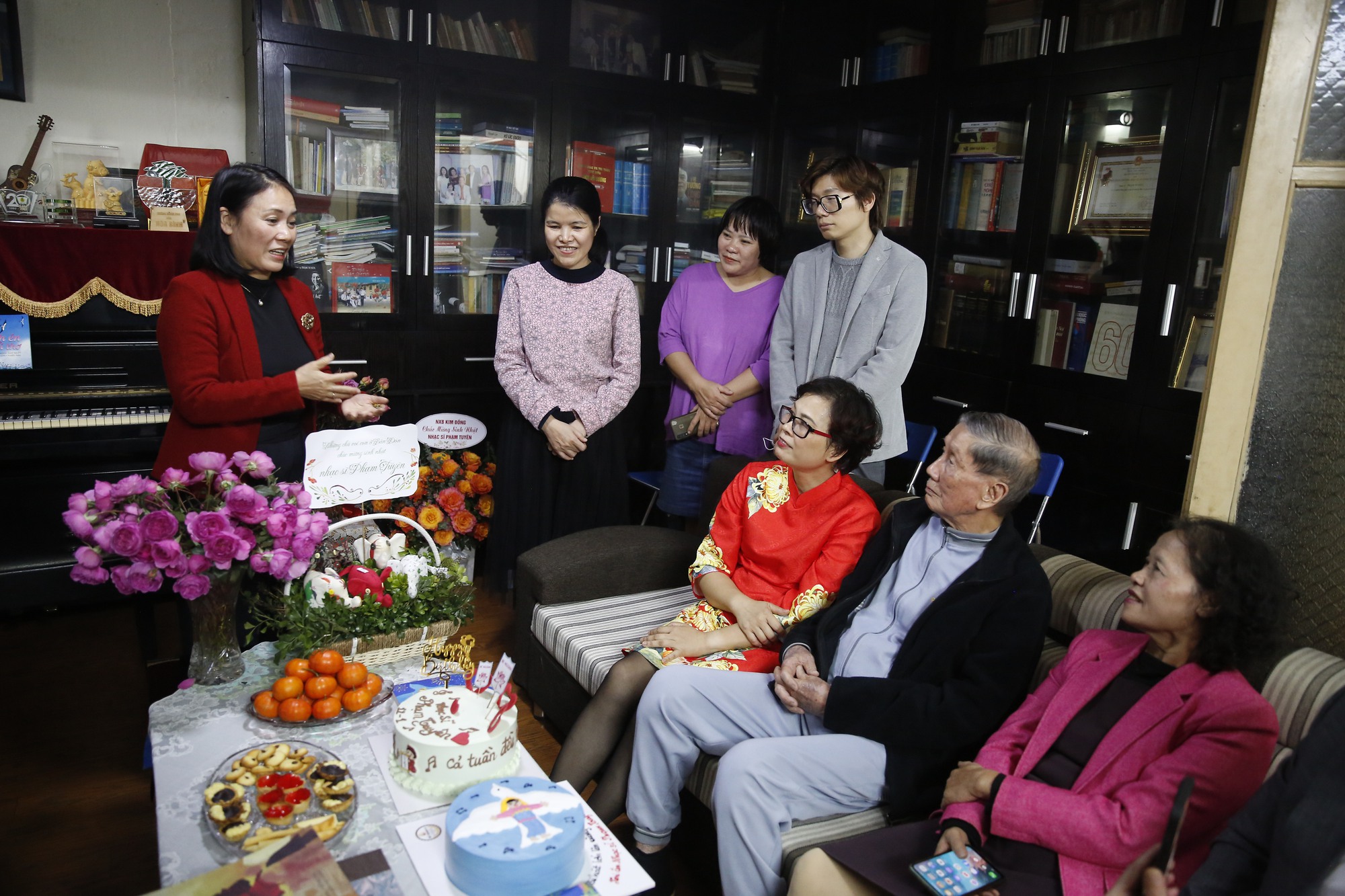 Phản ứng bất ngờ của nhạc sĩ Phạm Tuyên khi nhận quà “lạ” con gái tặng trong sinh nhật tuổi 94  - Ảnh 7.