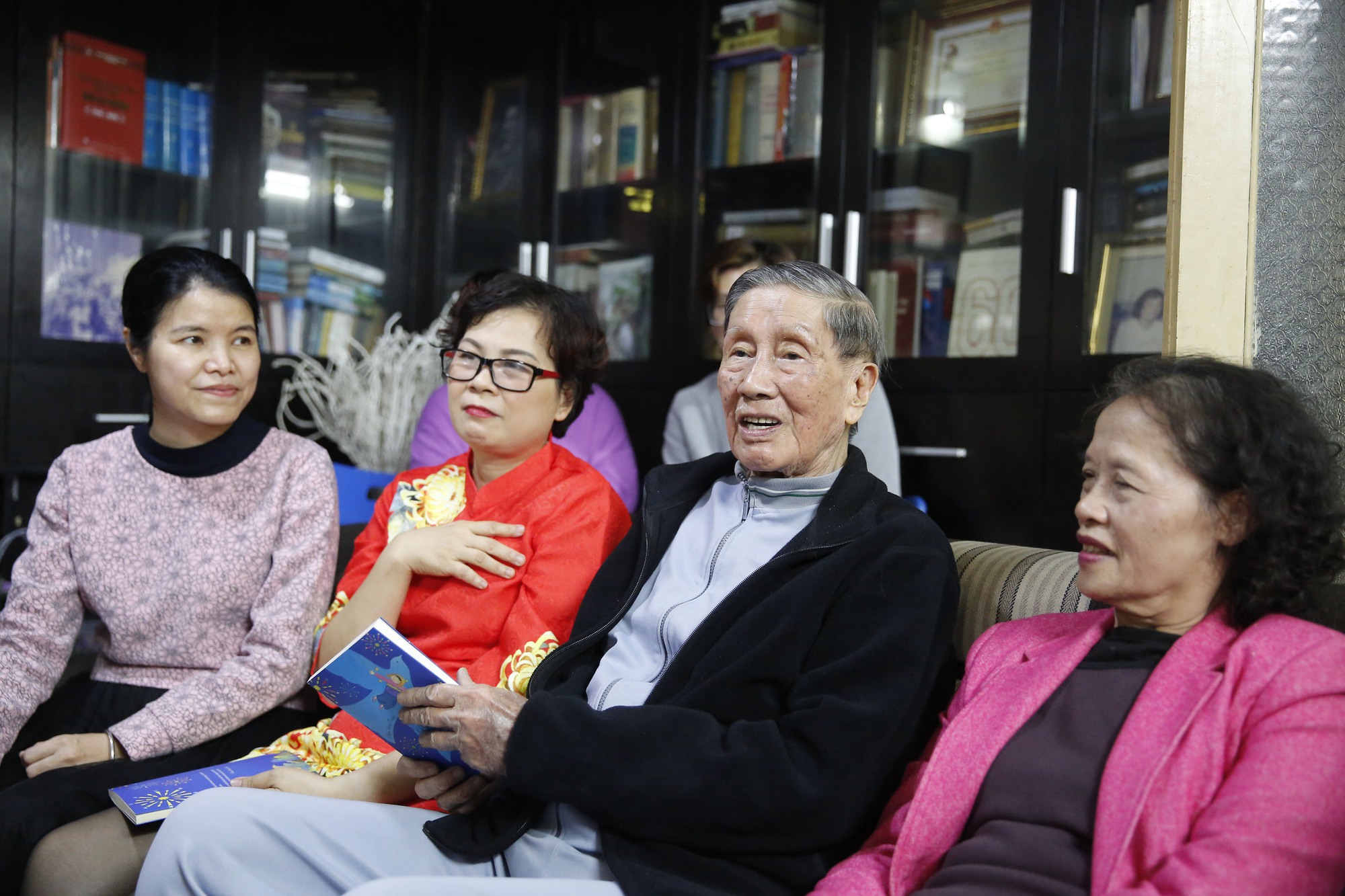 Phản ứng bất ngờ của nhạc sĩ Phạm Tuyên khi nhận quà “lạ” con gái tặng trong sinh nhật tuổi 94  - Ảnh 5.