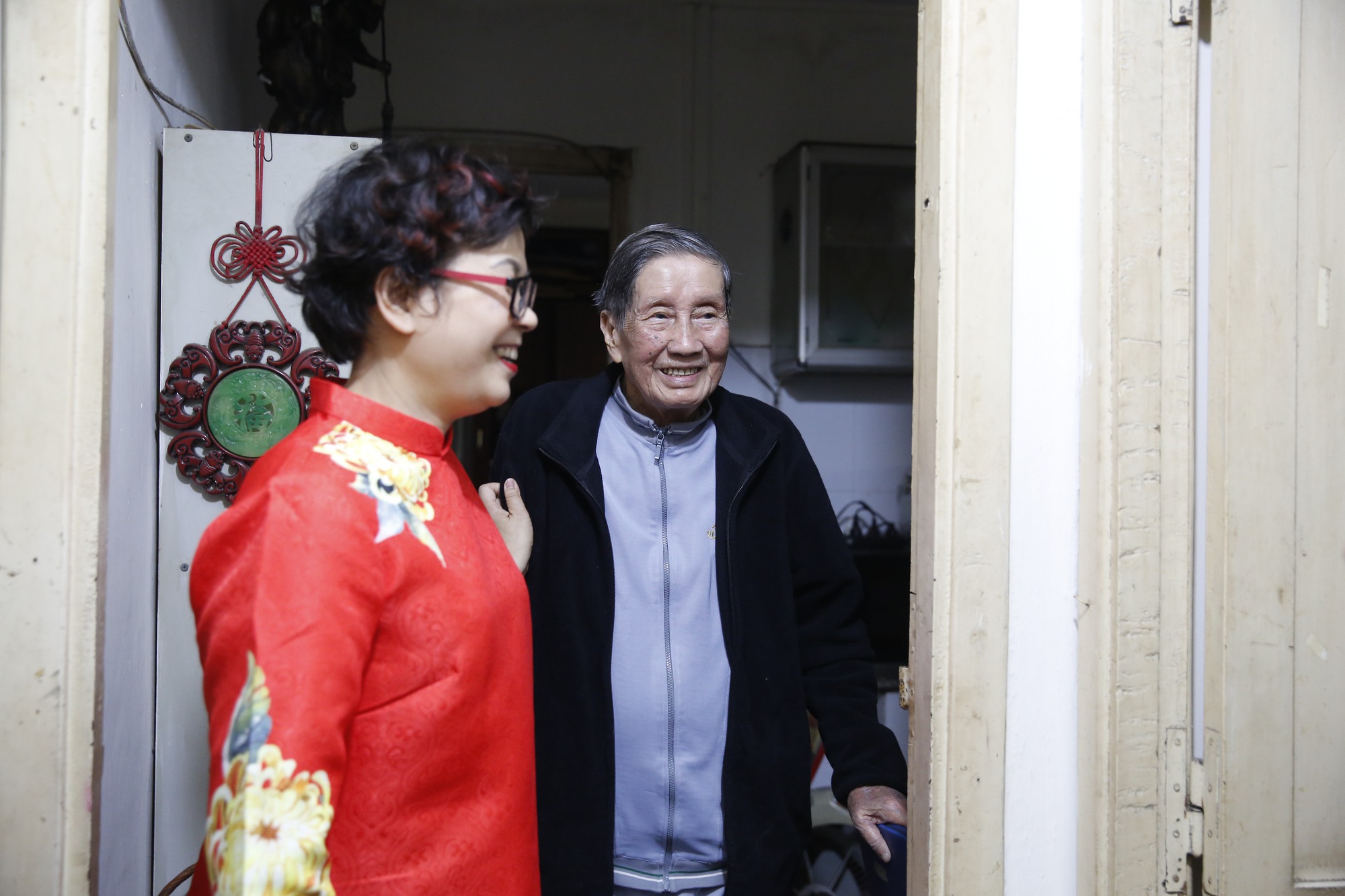 Phản ứng bất ngờ của nhạc sĩ Phạm Tuyên khi nhận quà “lạ” con gái tặng trong sinh nhật tuổi 94  - Ảnh 1.