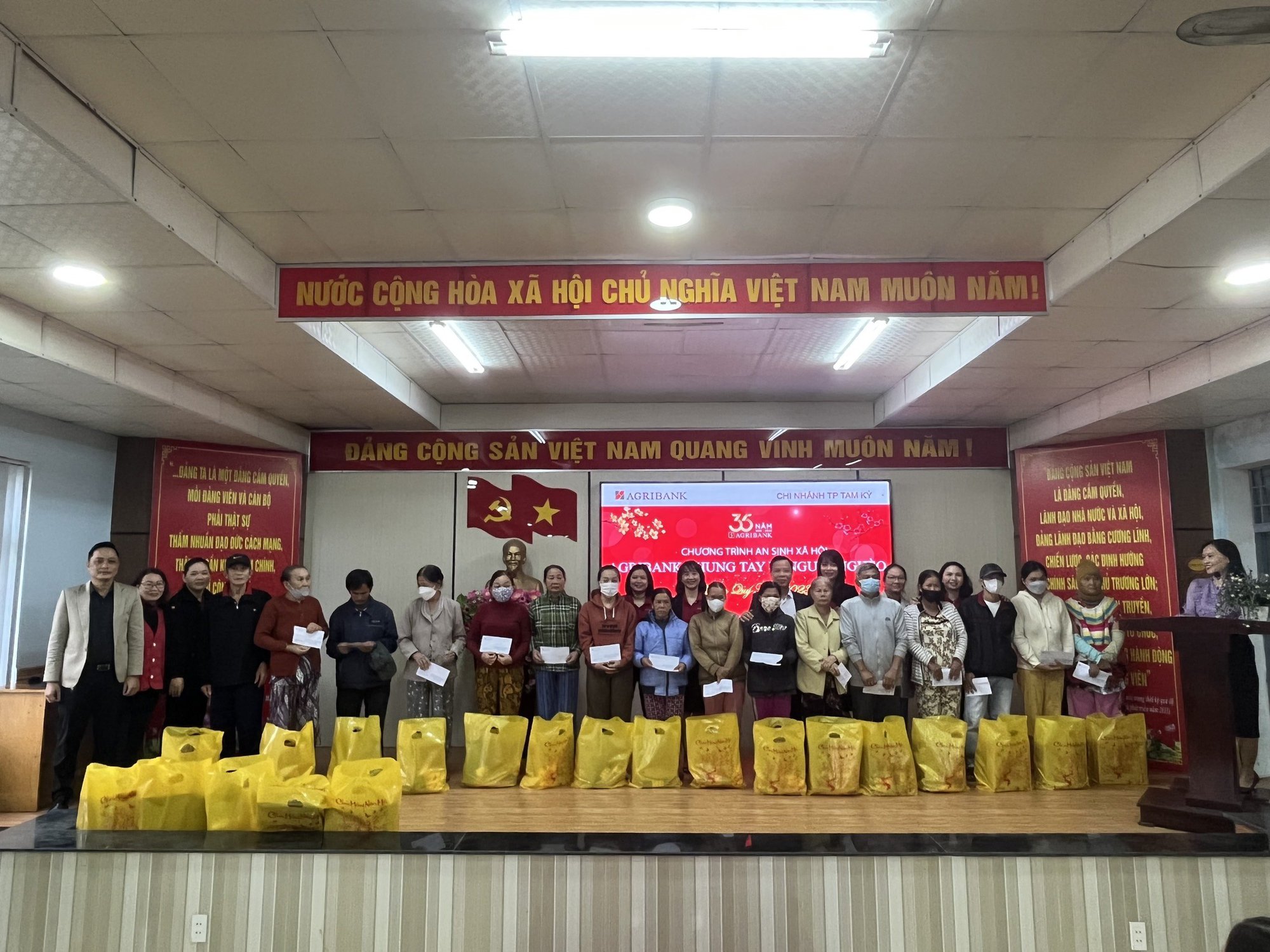 Agribank Chi nhánh tỉnh Quảng Nam tiếp sức cho người nghèo đón Tết - Ảnh 1.