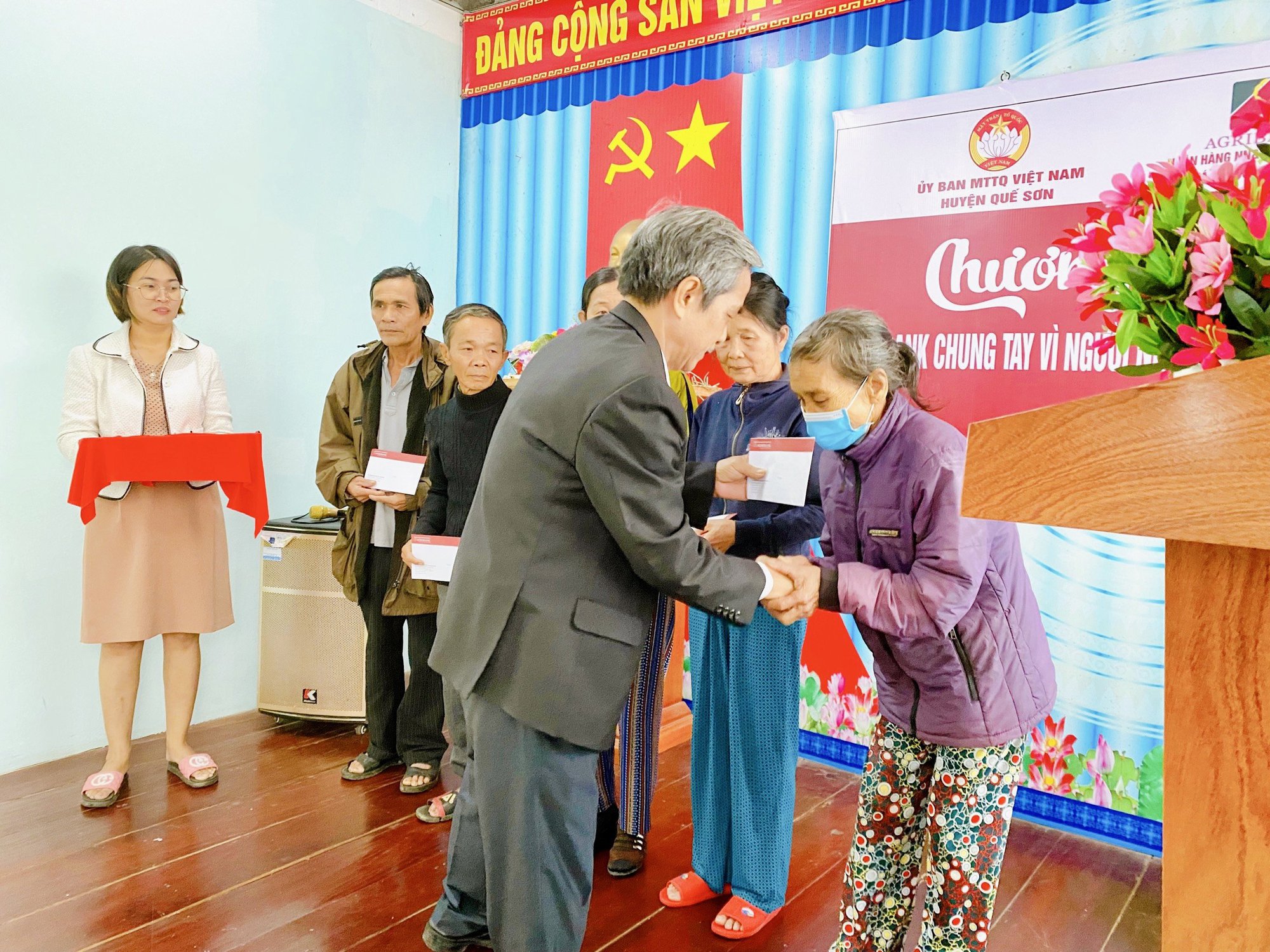 Agribank Chi nhánh tỉnh Quảng Nam tiếp sức cho người nghèo đón Tết - Ảnh 2.